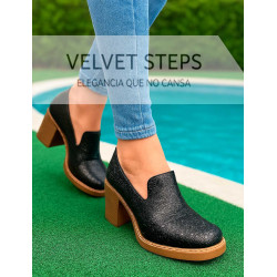 Ebony Pulse | Slip-on negro con tacón de madera – Velvet Steps
